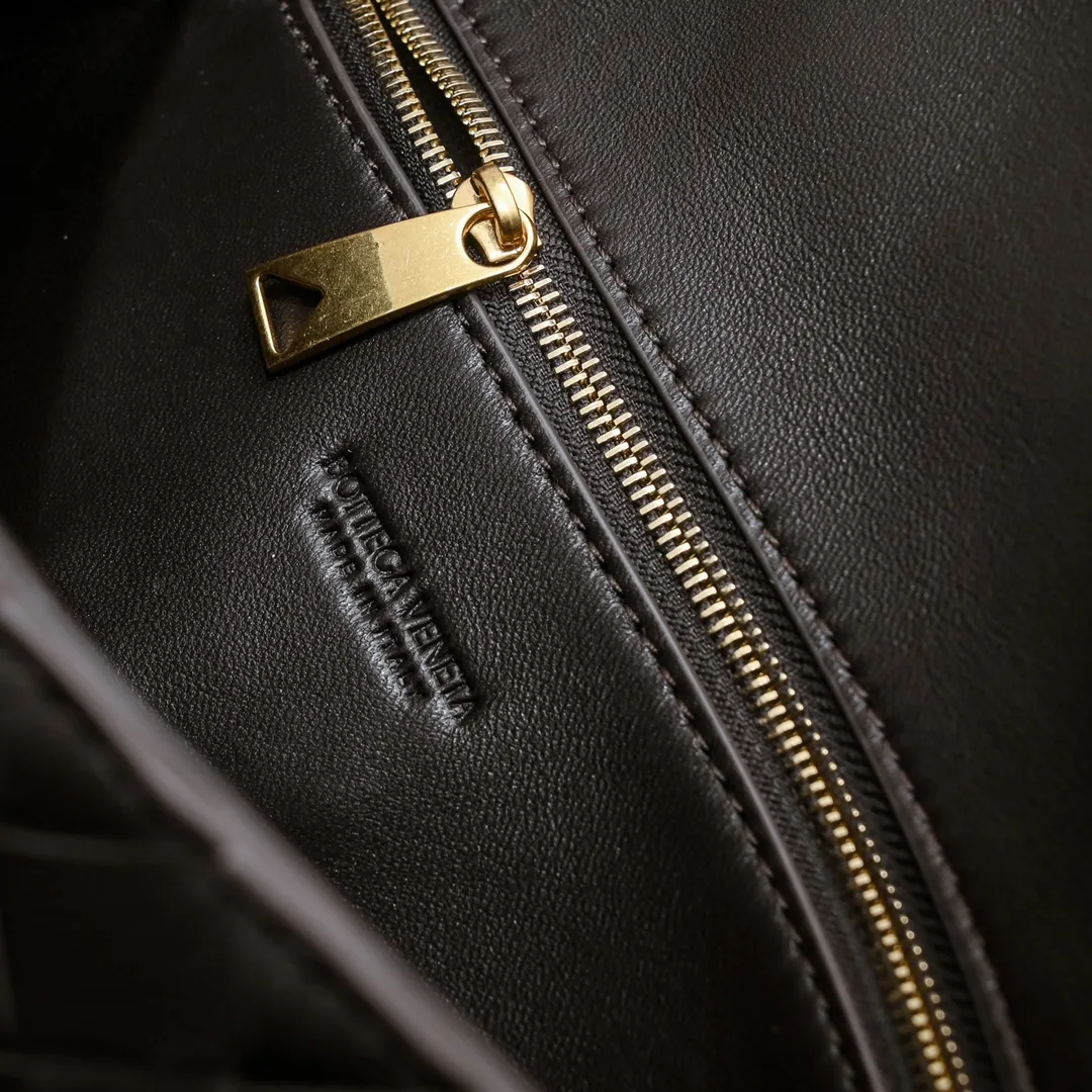 Batch 1420 Bottega Veneta's new style 🆕 mini andiamo bag is so pretty. The dark brown color is very versatile. It is high-end and casual and sexy. Andiamo is not only a commuter bag 🥰 It can be worn crossbody and carried by hand, and it is no problem to match it with evening wear. It can be matched with clothes casually, showing high-end elegance. Style number: 5545 Size: 21.5*13*4.5cm